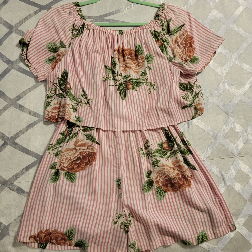Never worn adorable romper - Sz L
